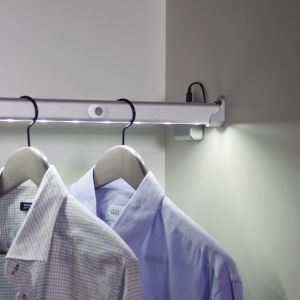 Штанга для одежды со встроенным светодиодным светильником CAPELLA