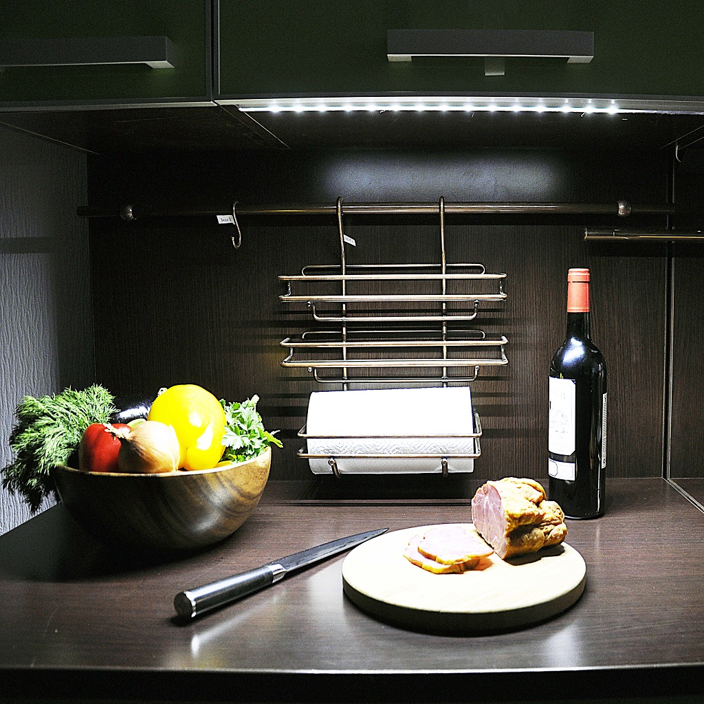 Кухня без подсветки. Подсветка для кухни. Светодиодная подсветка для кухни. Подсветка кухонного гарнитура. Дополнительная подсветка на кухне.